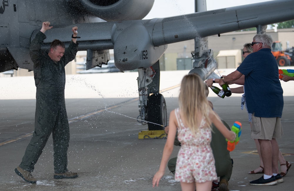 122nd Fighter Wing pilot takes final flight