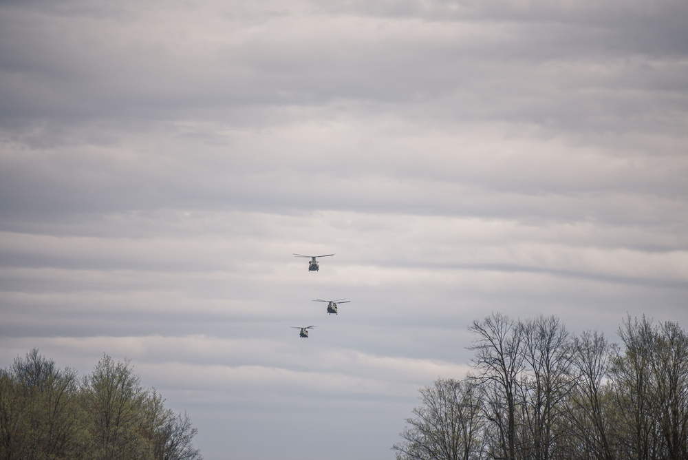 Michigan Army National Guard Chinooks Transport Marines