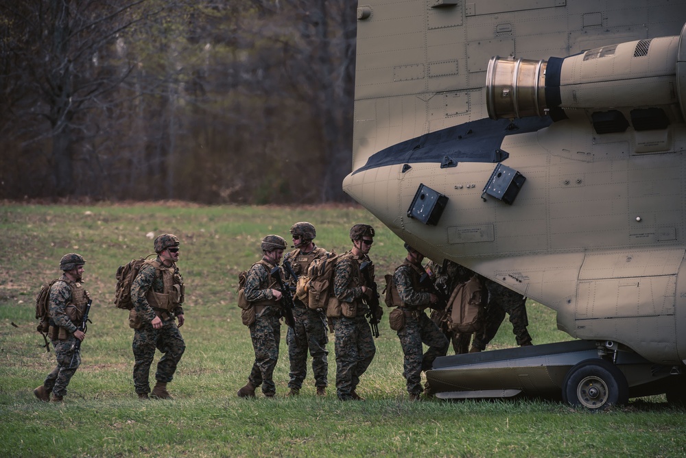 Michigan Army National Guard Chinooks Transport Marines