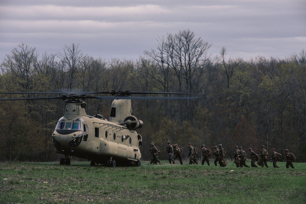 Michigan Army National Guard Chinooks Transport Marines