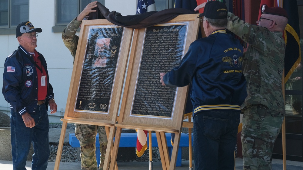 11th Airborne Division Veterans Unveil Dedication Plaque During   [1 of 3]