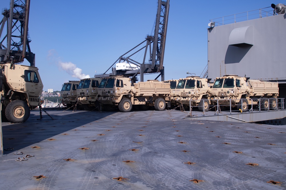 833rd Transportation Battalion Loads Equipment for Deployment in the Pacific