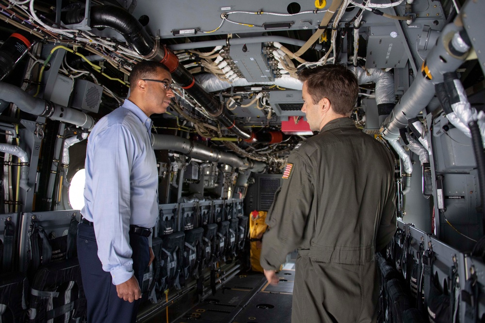 The Honorable Franklin R. Parker, assistant Secretary of the Navy for Manpower and Reserve Affairs visits VRM-30