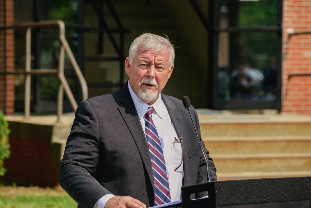 COL(R) Ronald Russell speaks at the Memorialization ceremony for Gary Gordon