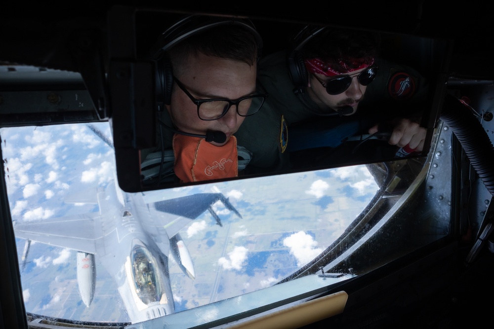 MacDill refuels the 93rd FS Makos over Florida