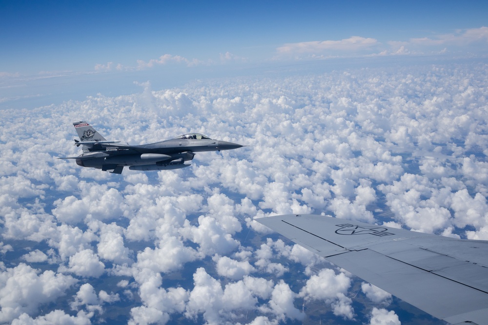 MacDill refuels the 93rd FS Makos over Florida