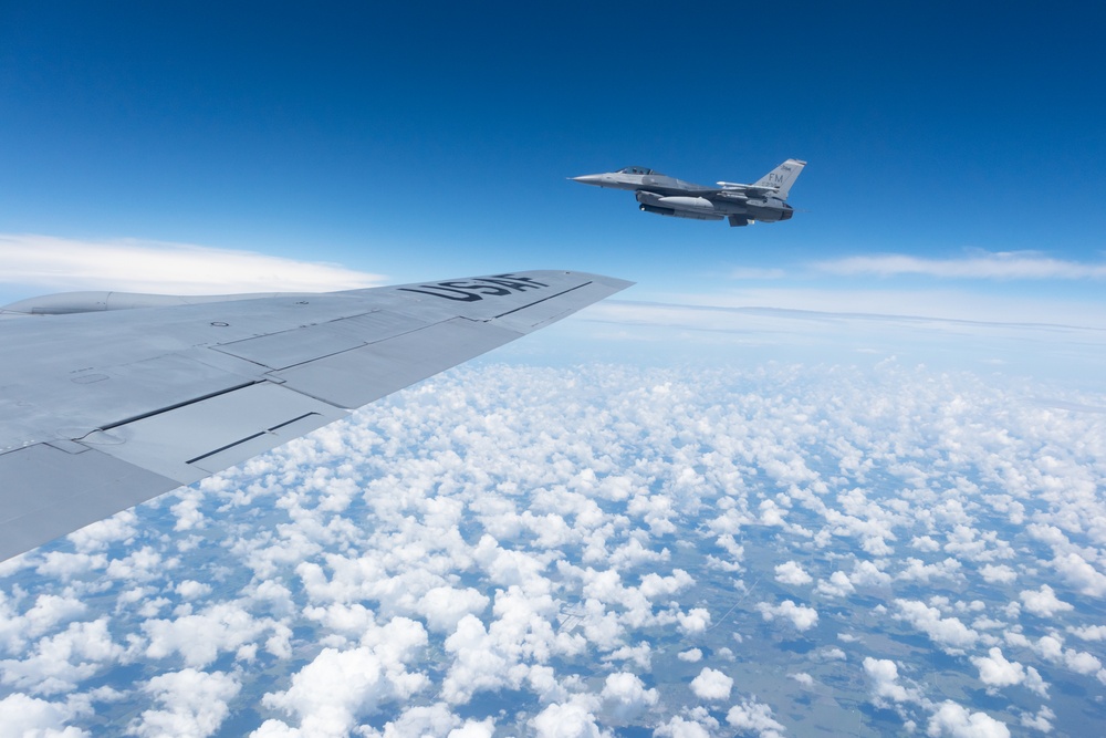 MacDill refuels the 93rd FS Makos over Florida