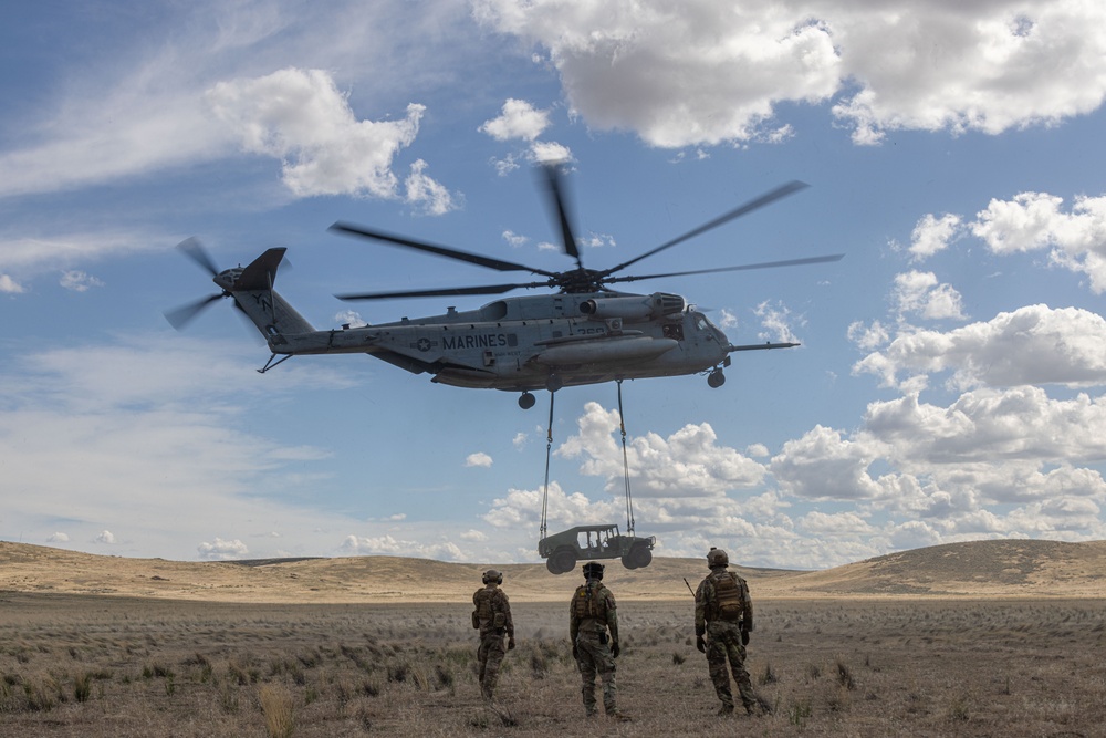 HMH-361 Conducts Joint External Lift