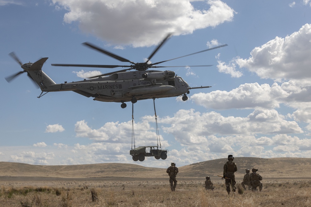 HMH-361 Conducts Joint External Lift