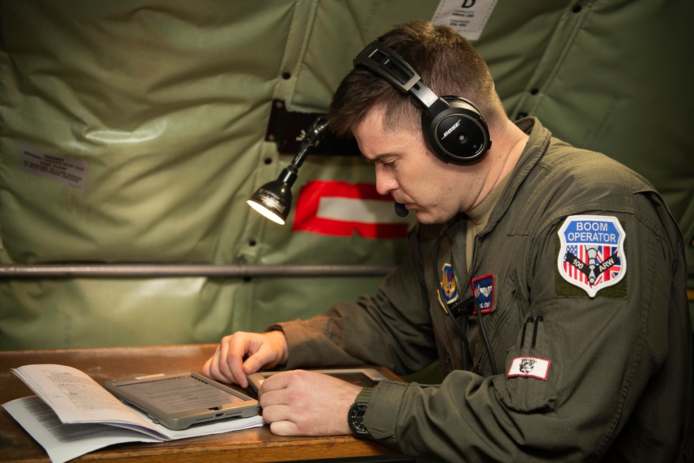 Media receive front row seats to air refueling during exercise Arctic Challenge Exercise