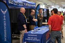 Reserve recruiters inspire, engage future collegiate aviators