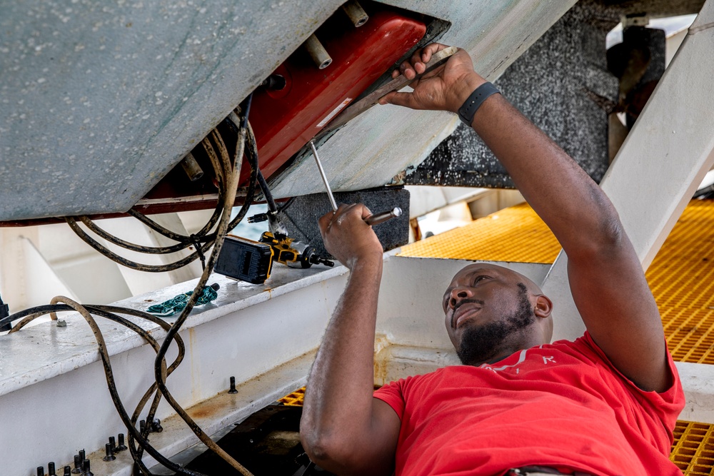 USNS Henson Detachment Conducts HSL Operations as Part of Typhoon Mawar Recovery Effort