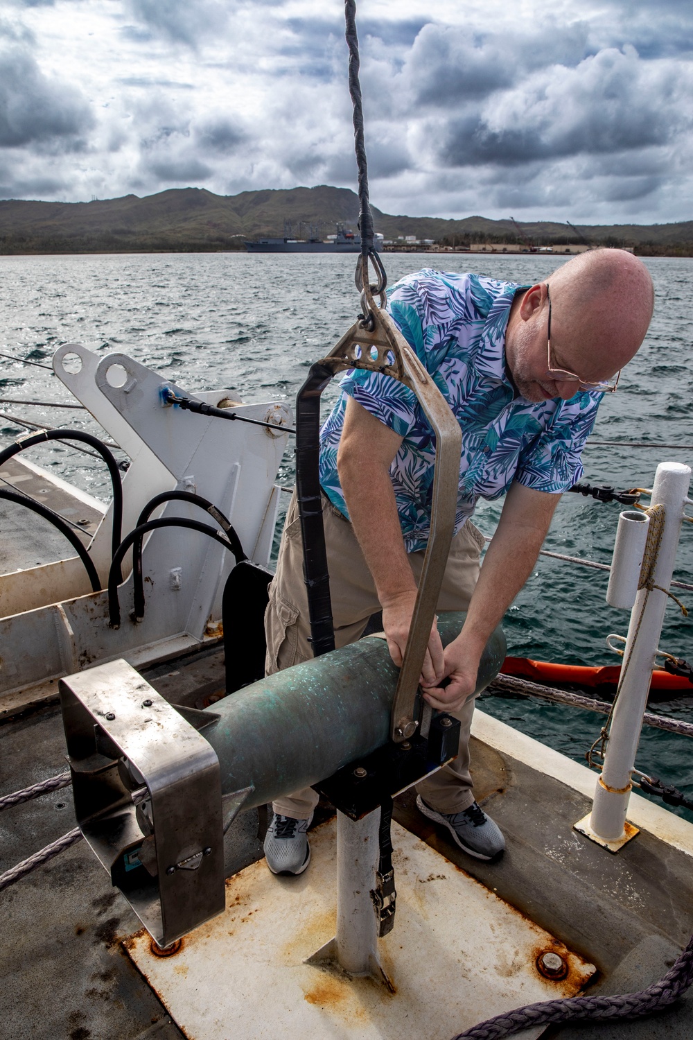 USNS Henson Detachment Conducts HSL Operations as Part of Typhoon Mawar Recovery Effort