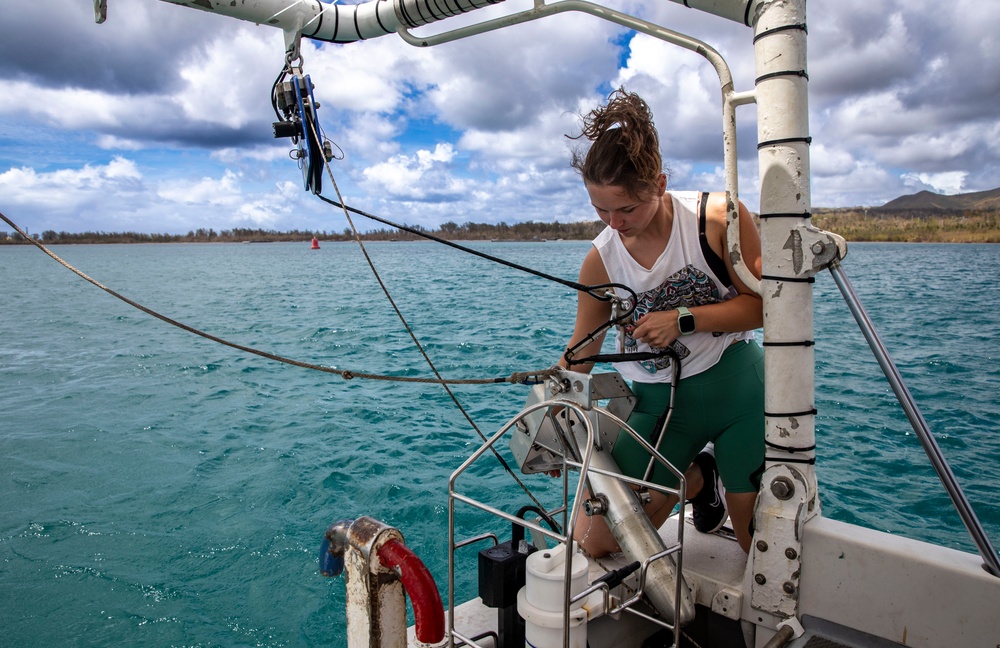 USNS Henson Detachment Conducts HSL Operations as Part of Typhoon Mawar Recovery Effort