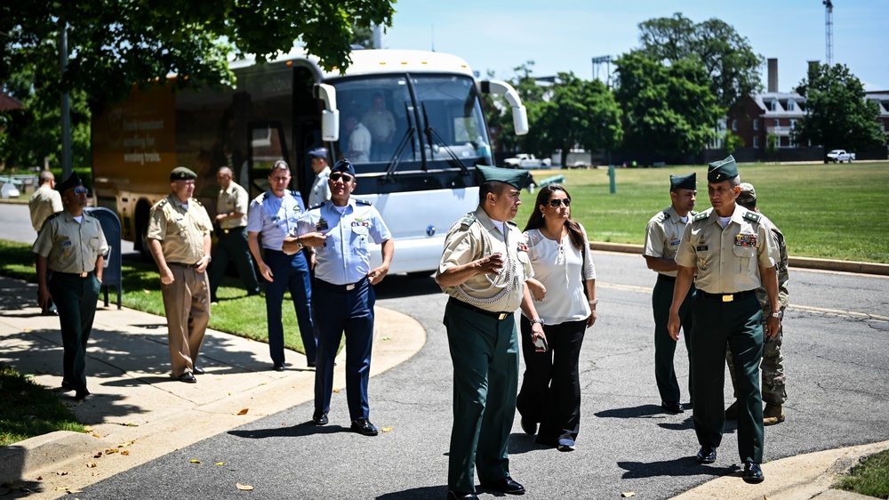 Colombian Escuela Superior de Guerra Visits the IADC