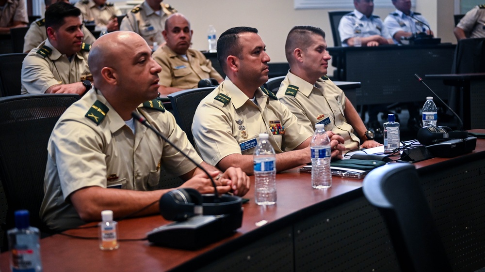 Colombian Escuela Superior de Guerra Visits the IADC
