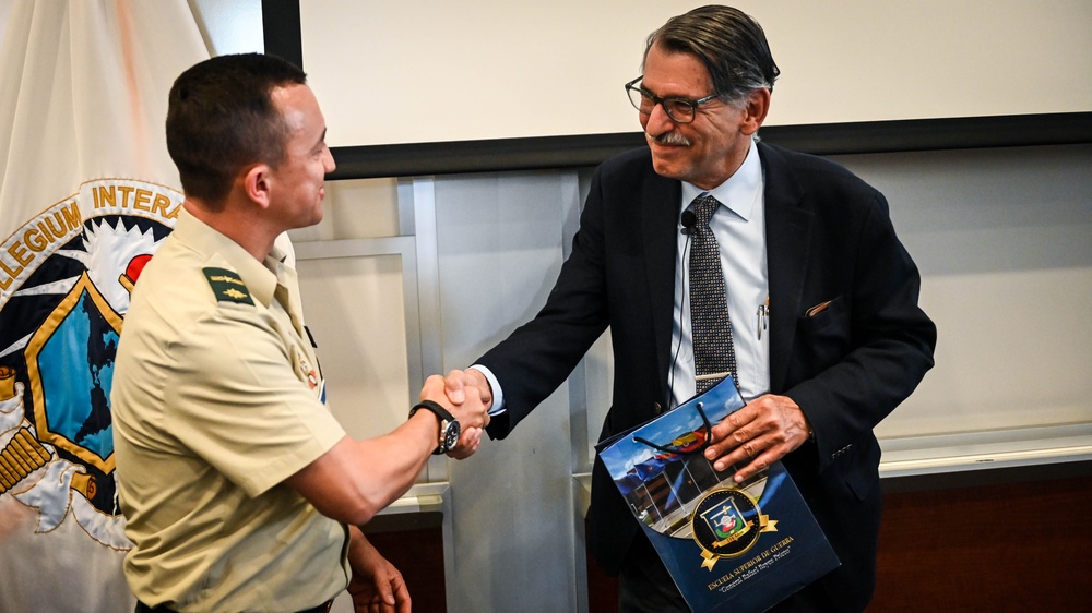 Colombian Escuela Superior de Guerra Visits the IADC