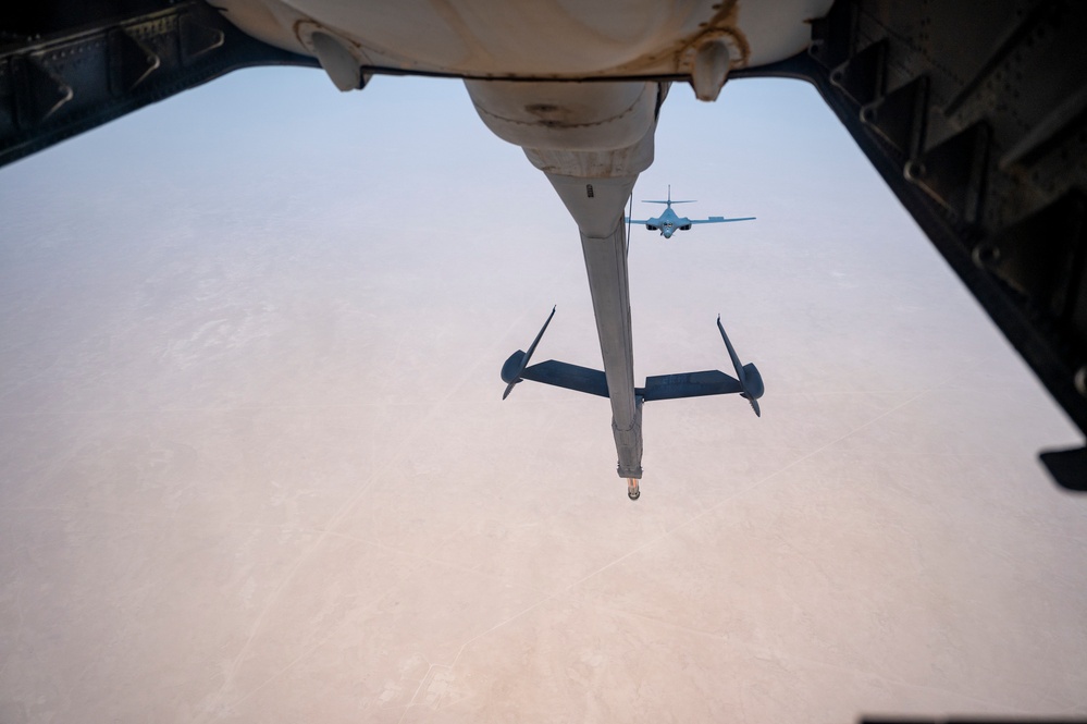 DVIDS - Images - KC-10A Extender Refuels B-1B Lancer During Bomber Task ...