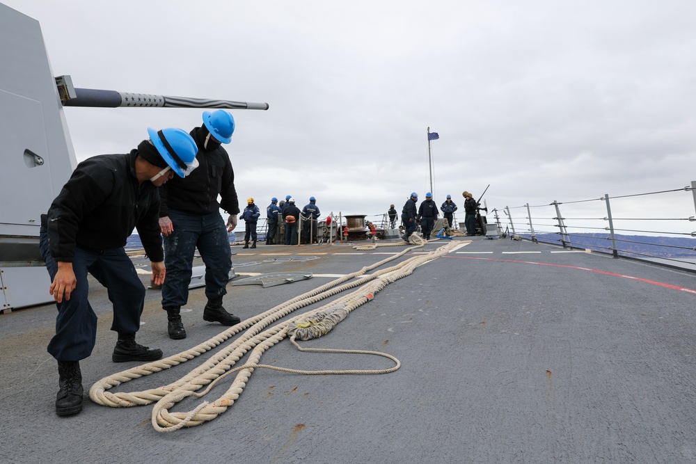 USS Momsen (DDG 92) leave port Homer, AK