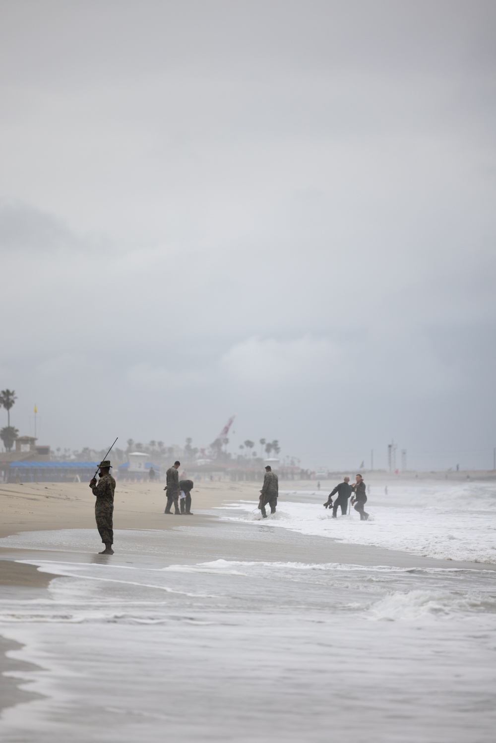 Marines swim to shore during amphibious qualification