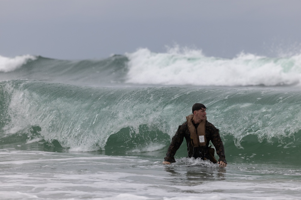 Marines swim to shore during amphibious qualification