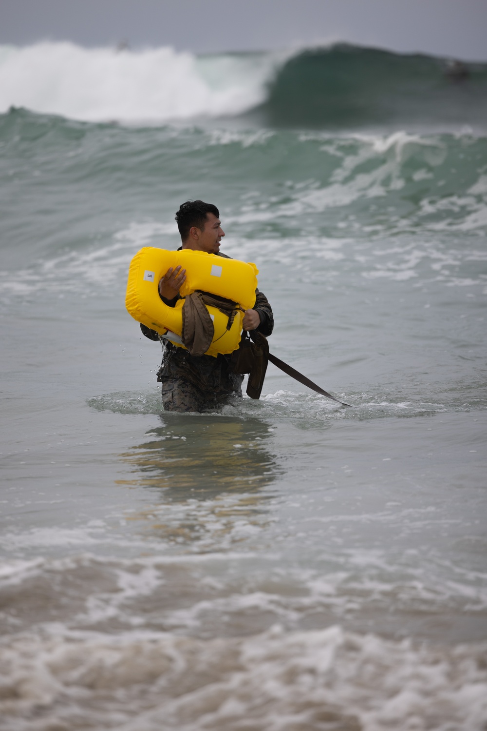 Marines swim to shore during amphibious qualification