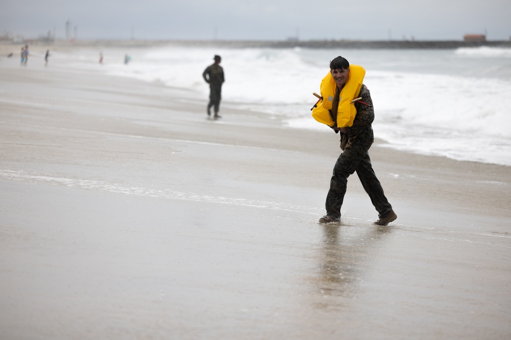 Marines swim to shore during amphibious qualification