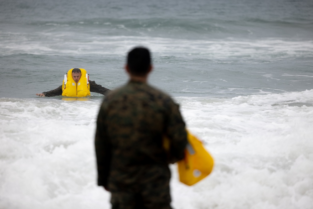 Marines swim to shore during amphibious qualification