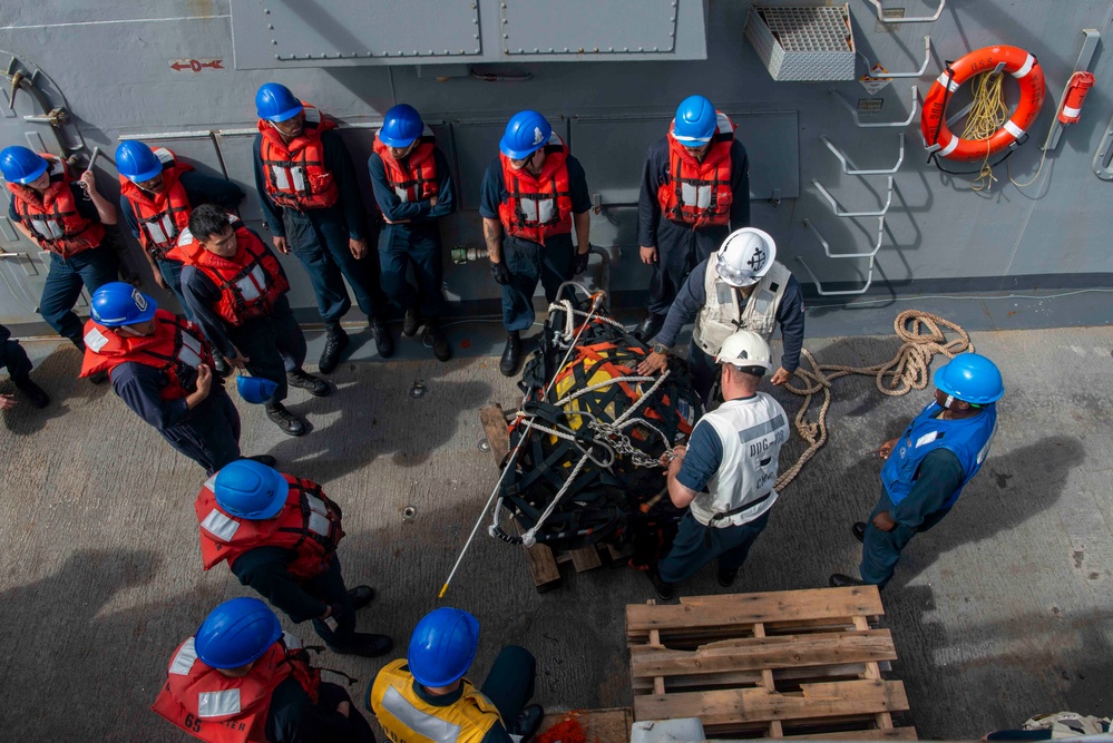 Wayne E. Meyer Conducts Underway Replenishment