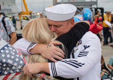 USS Anchorage (LPD 23) Returns To Home Port