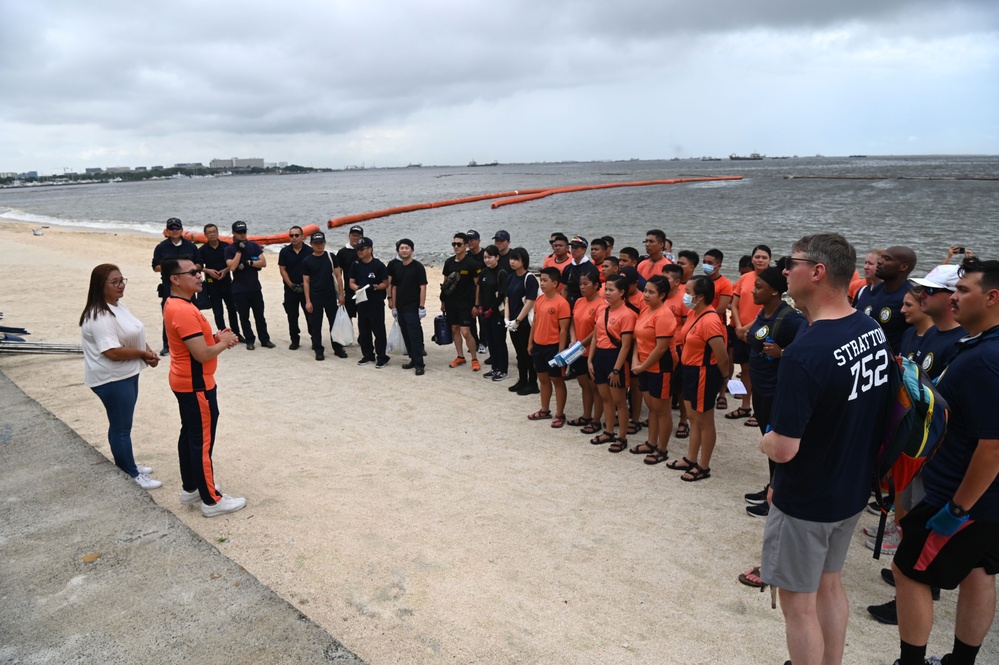 U.S., Japan and Philippine Coast Guard servicemembers conduct beach cleanup in Manila