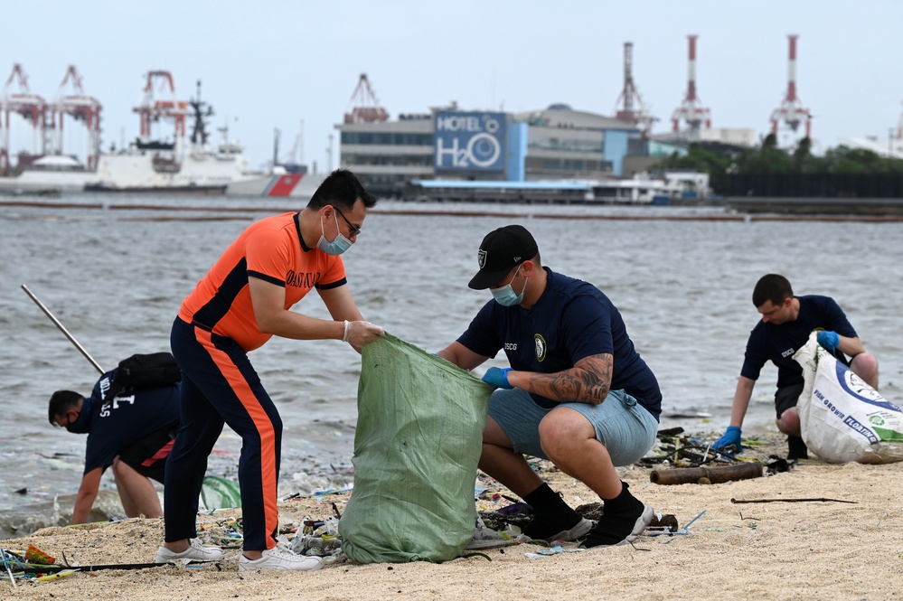 U.S., Japan and Philippine Coast Guard servicemembers conduct beach cleanup in Manila