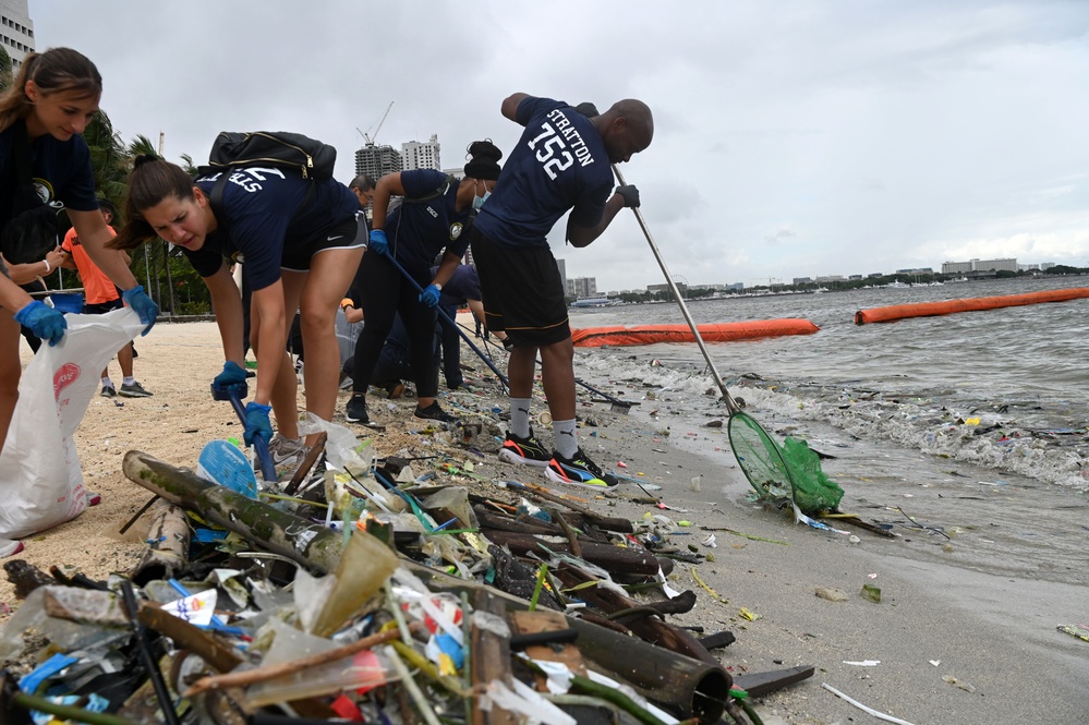 U.S., Japan and Philippine Coast Guard servicemembers conduct beach cleanup in Manila