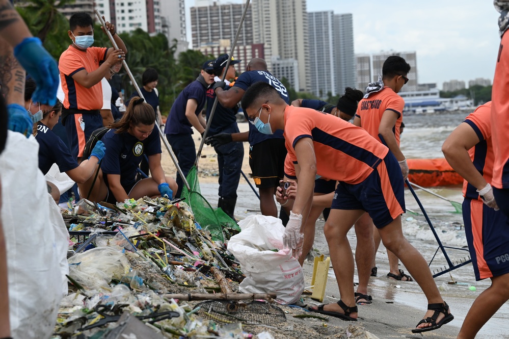 U.S., Japan and Philippine Coast Guard servicemembers conduct beach cleanup in Manila