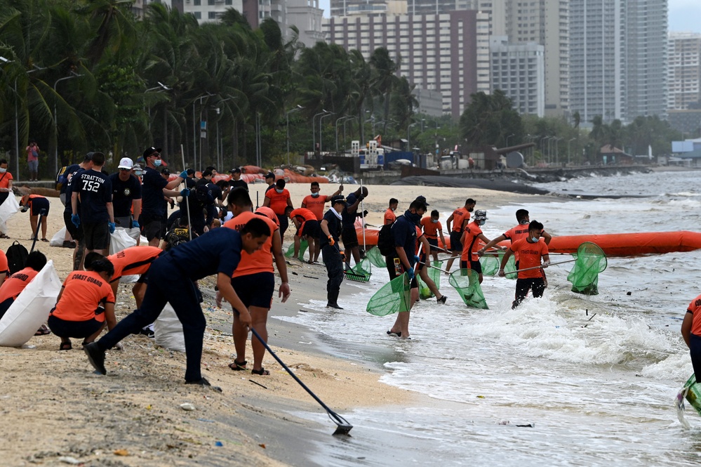 U.S., Japan and Philippine Coast Guard servicemembers conduct beach cleanup in Manila