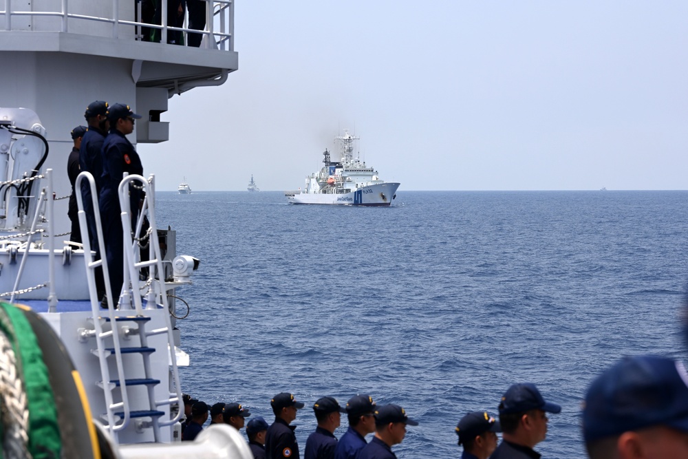 Philippine, Japan and U.S. Coast Guards render honors following trilateral exercise in South China Sea