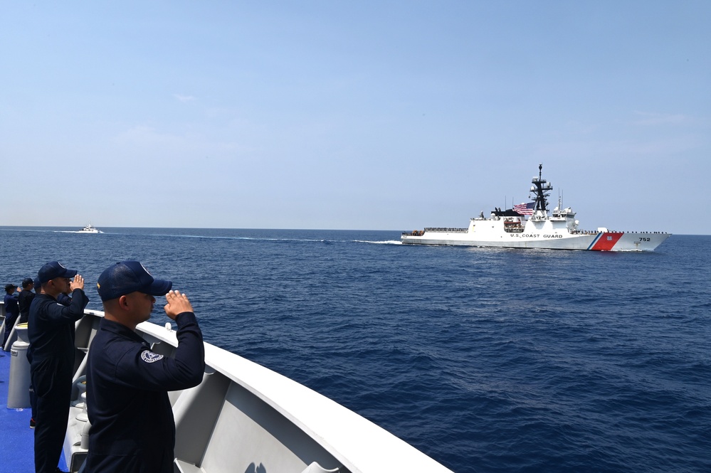 Philippine, Japan and U.S. Coast Guards render honors following trilateral exercise in South China Sea