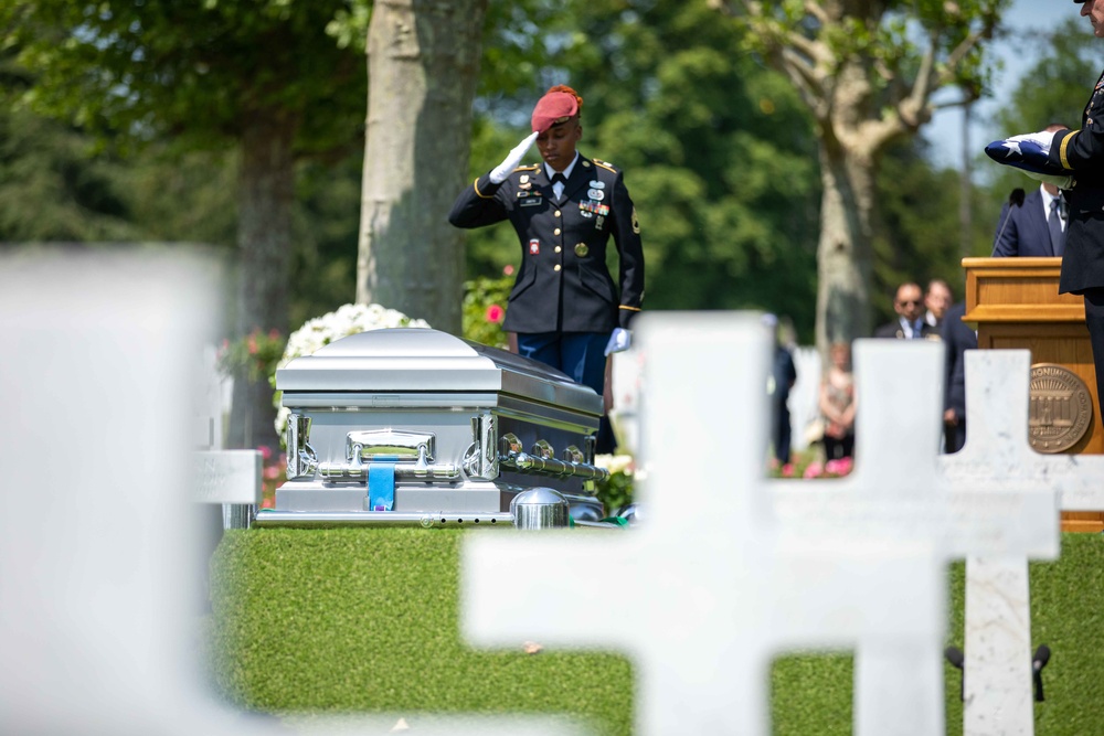 Sky Soldiers honor an unknown WWI Soldier during burial ceremony in France