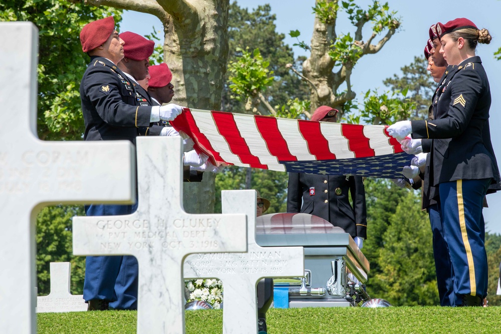 Sky Soldiers honor an unknown WWI Soldier during burial ceremony in France