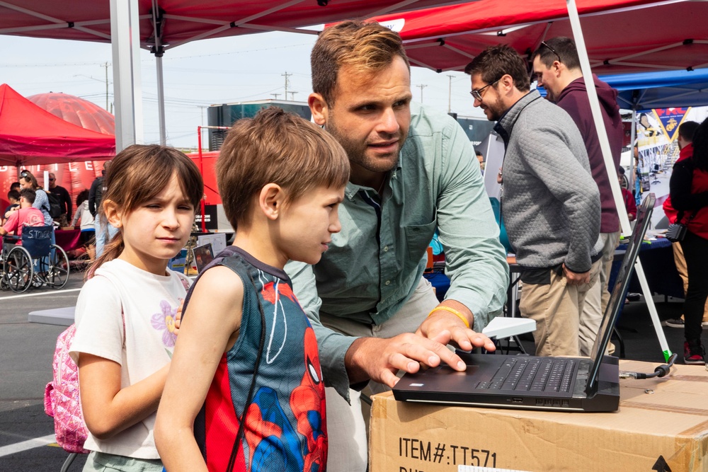 U.S. Navy Hosts STEM Event for Memorial Day Weekend