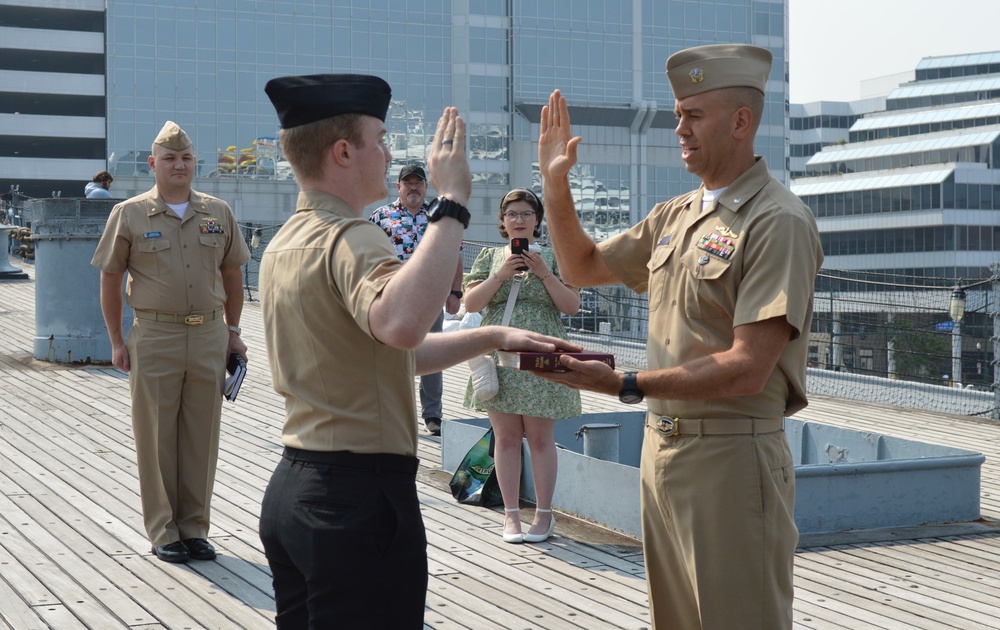 DVIDS - Images - Naval Museum Hosts A Re-enlistment Ceremony [Image 4 Of 5]