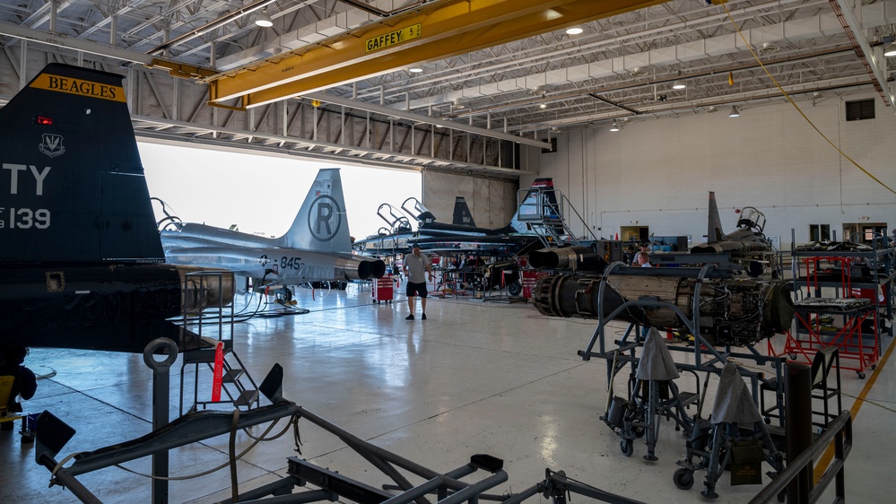 T-38 AMP keeps trainer aircraft rolling