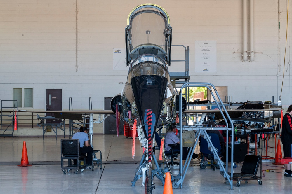 T-38 AMP keeps trainer aircraft rolling
