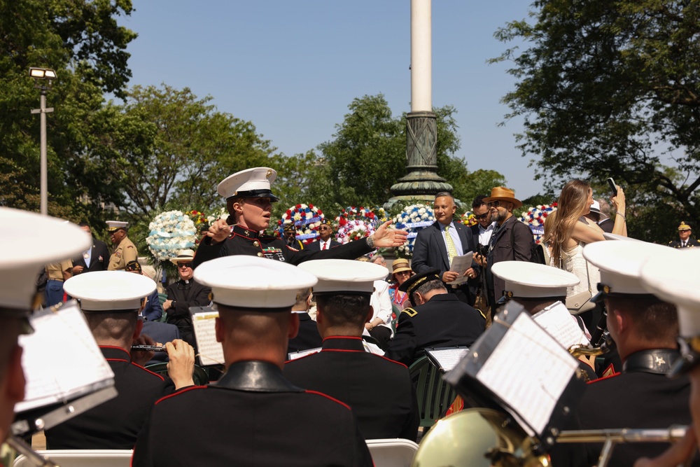 Quantico Marine Band performs at the Soldiers’ and Sailors’ Monument in New York during Fleet Week