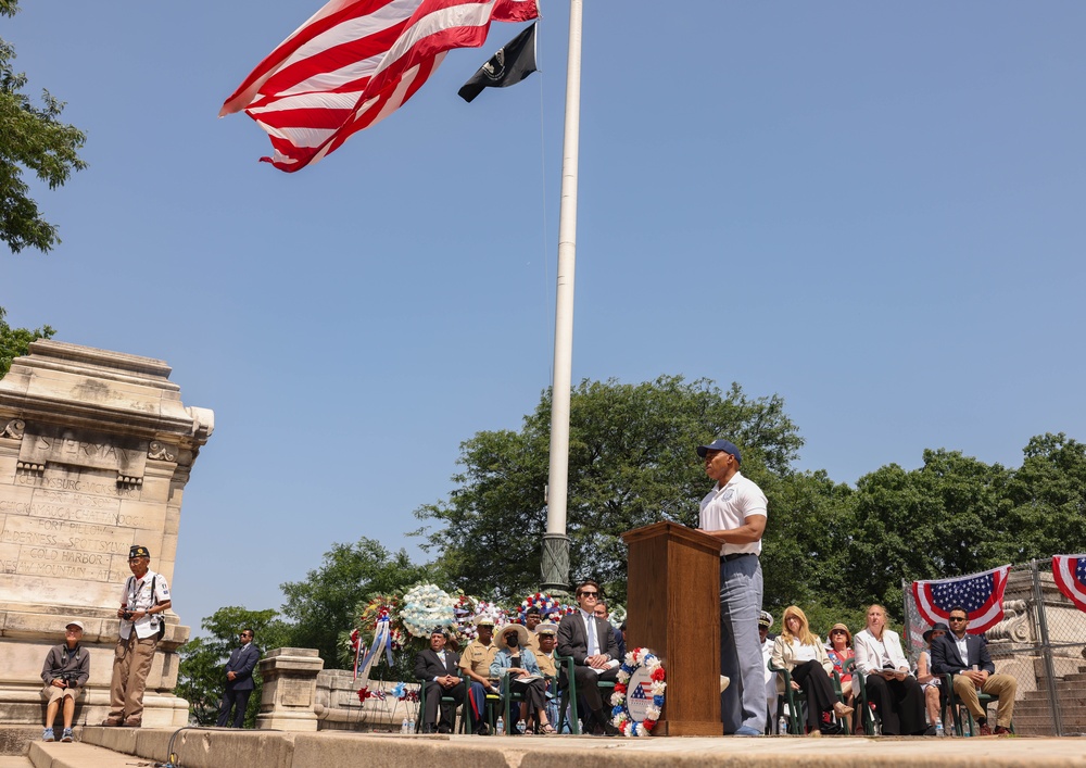 Quantico Marine Band performs at the Soldiers’ and Sailors’ Monument in New York during Fleet Week