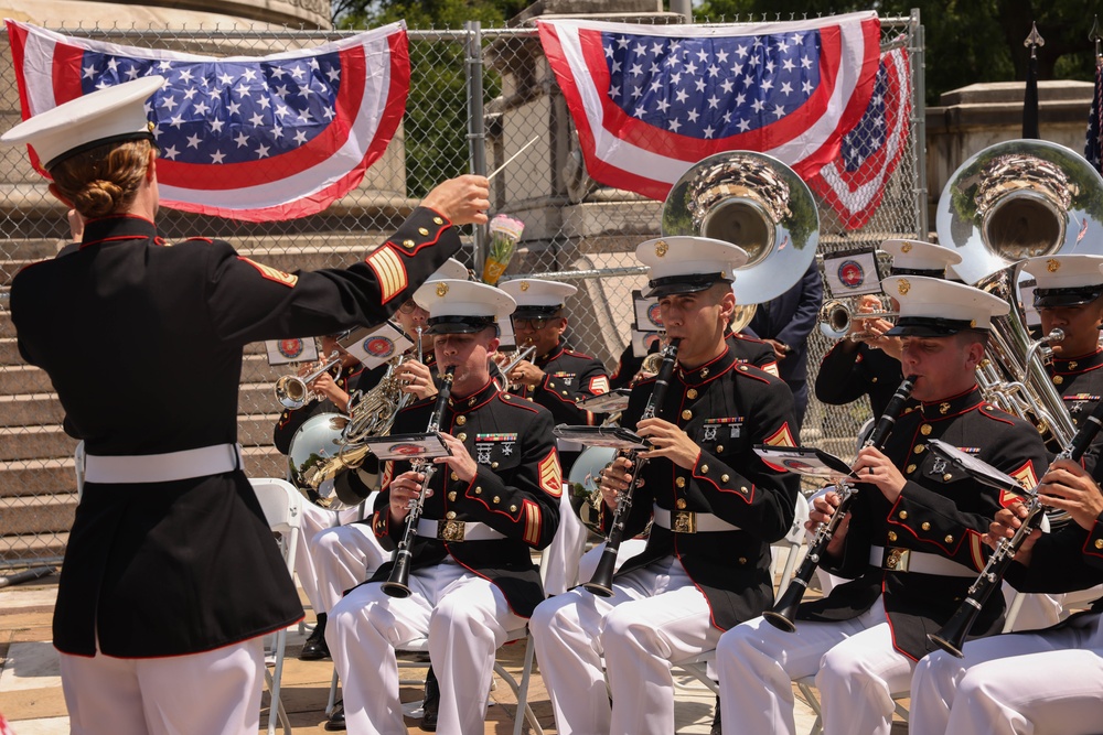 Quantico Marine Band performs at the Soldiers’ and Sailors’ Monument in New York during Fleet Week