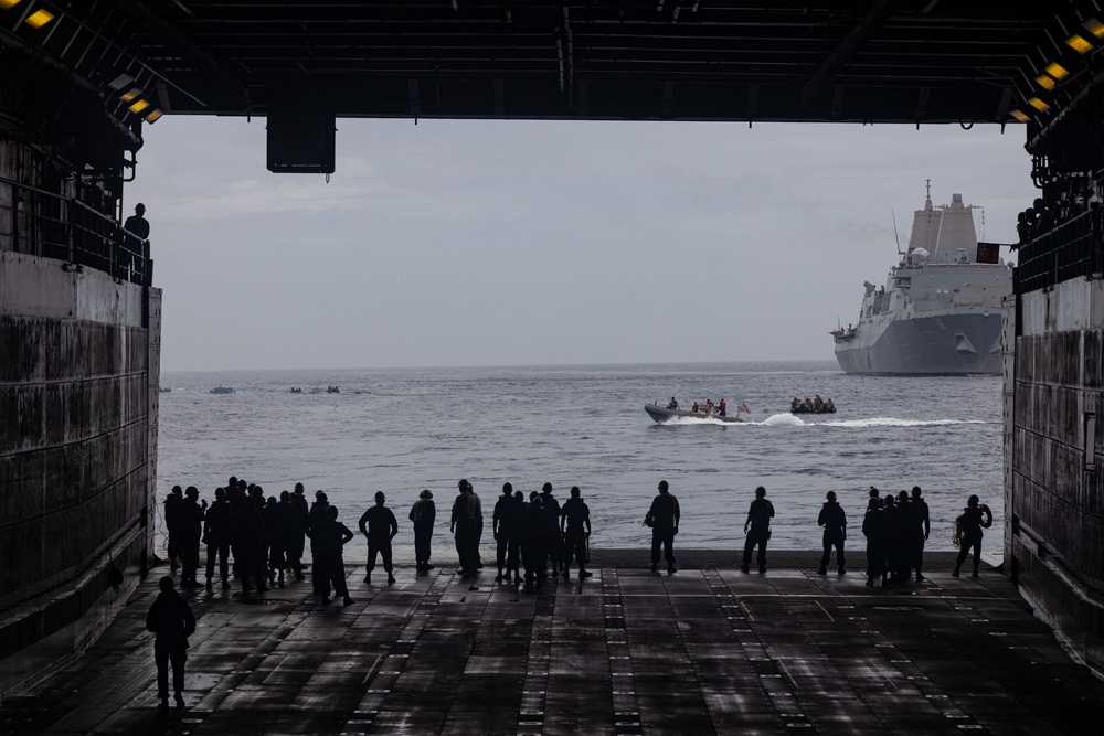 G. Co Conducts Launch and Recovery Exercise Aboard the USS Green Bay