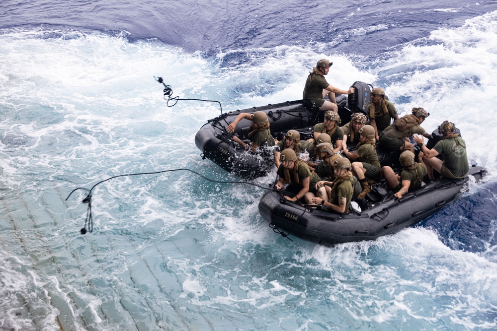 G. Co Conducts Launch and Recovery Exercise Aboard the USS Green Bay