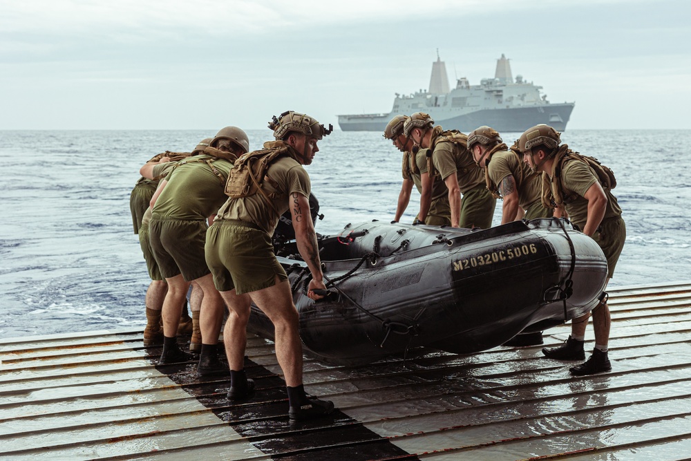 G. Co Conducts Launch and Recovery Exercise Aboard the USS Green Bay