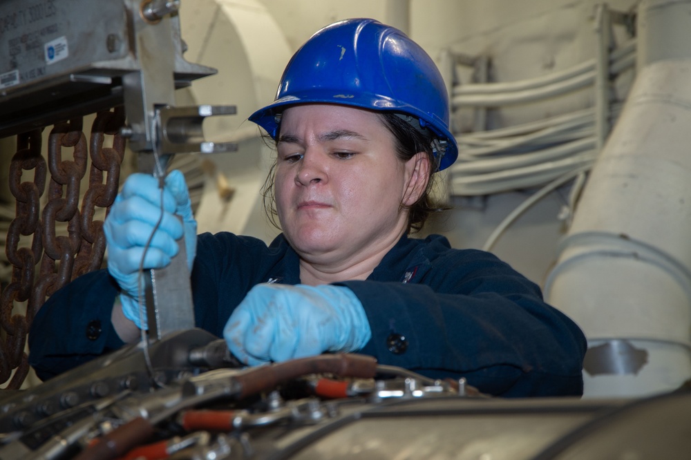 USS Ronald Reagan (CVN 76) Sailors move a jet engine